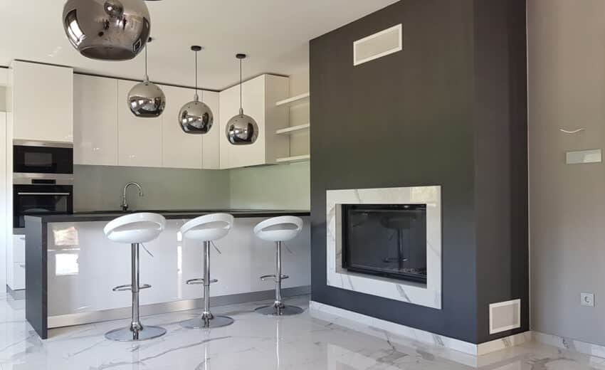 Ugradbeni kamin uz modernu kuhinju - KTD namještaj