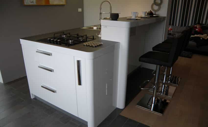 Zaobljeni otok moderne kuhinje - KTD namještaj